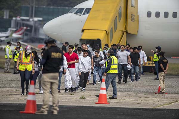 Guatemala recibió los últimos vuelos de migrantes deportados desde Estados Unidos bajo el Título 42 de expulsión inmediata.