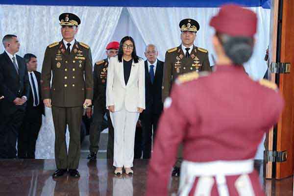 Fotografía difundida por el Palacio de Miraflores de la presidenta encargada de Venezuela, Delcy Rodríguez, acompañada por el ministro de Defensa Vladimir Padrino López y el presidente de la Asamblea Nacional, Jorge Rodríguez. EFE/ Palacio de Miraflores