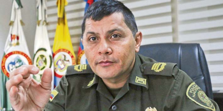 El coronel actualmente es el tercero al mando de la seguridad ciudadana en Bogotá, fue el excomandante de la Policía regional Antioquia y antes el comandante de la Policía de San Andrés. 