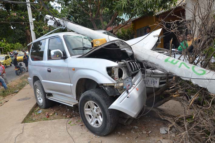 Así quedó el vehículo que chocó contra un poste en la capital de La Guajira.