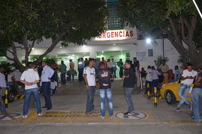 Compañeros de Wilmer Mercado Zambrano, a las afueras de la clínica después que la víctima ingresara.