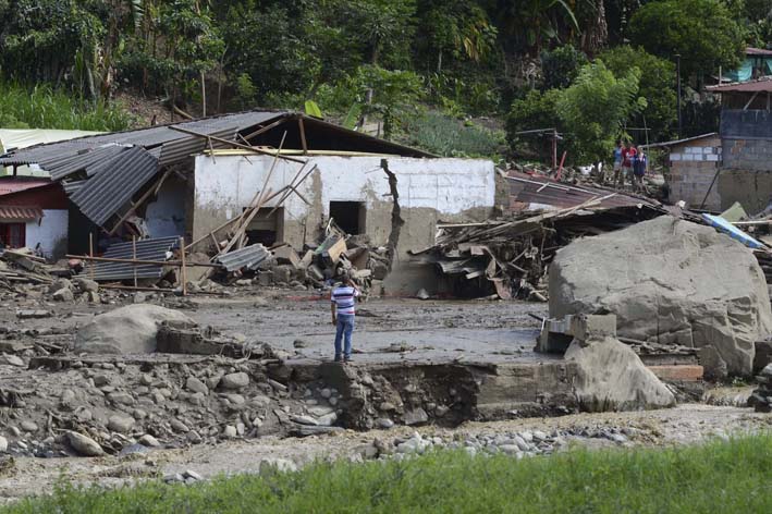 casas destruidas por la avalancha. (Foto (AP / Luis Benavides).
