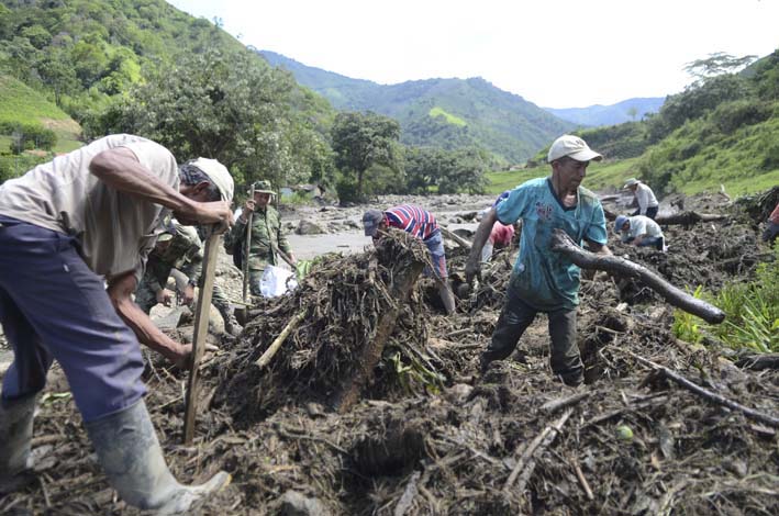 Los residentes buscaban más sobrevivientes después de la avalancha de lodo y escombros que rugió por la ciudad antes del amanecer (Foto (AP / Luis Benavides).