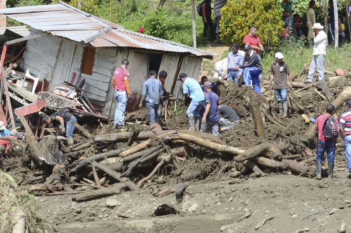 La avalancha de lodo y escombros rugió por la ciudad de Salgar antes del amanecer, matando a por lo menos 50 personas en una inundación y deslizamiento de tierra provocados por las fuertes lluvias. (Foto AP / Luis Benavides).