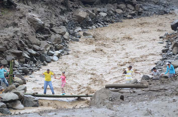 La avalancha de barro y escombros arrasó la localidad montañosa de Salgar.