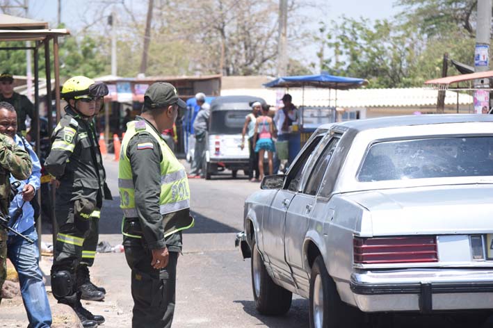 Policías y soldados custodian el territorio colombiano en la frontera de Paraguachón, en las últimas horas han aumentado el número de efectivos debido al posible anuncio desde Venezuela del cierre de la línea divisoria por parte del gobierno del vecino país.