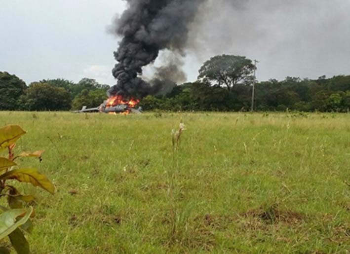 La aeronave aterrizó de emergencia y estalló en llamas. Hay dos lesionados.