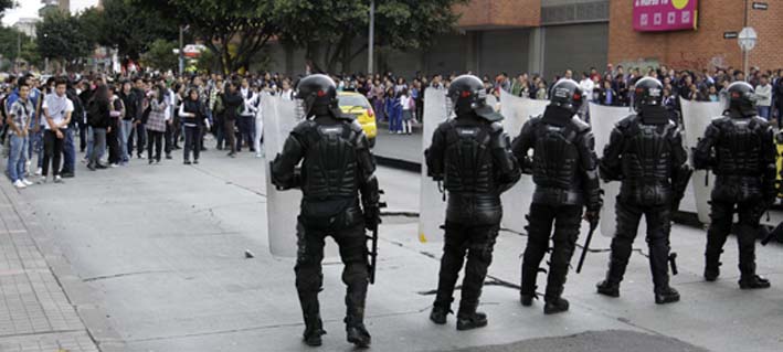 Ante esto, los uniformados del Escuadrón Móvil Antidisturbios (Esmad) de la Policía trataron de contener a los revoltosos con gases lacrimógenos
