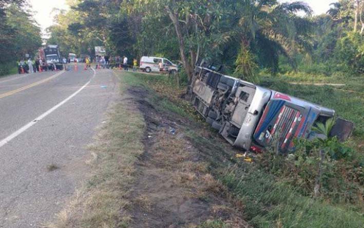 Accidente de bus Colpetrán en el sector la Vizcaína, en Santander, deja una mujer muerta y 28 personas heridas.