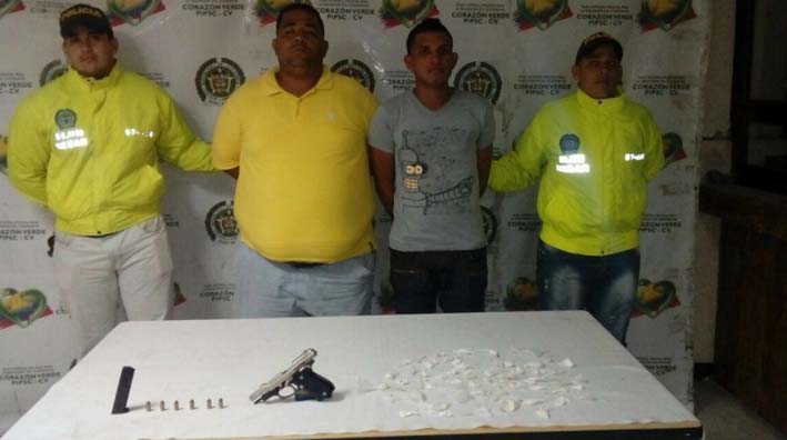 Xavier Andrés Naranjo Guerrero y Luis Miguel Uribe Domínguez, capturados con droga en la Ciudadela 20 de Julio.