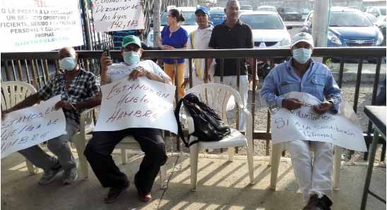 Encadenados y con pancartas protestan por si situación