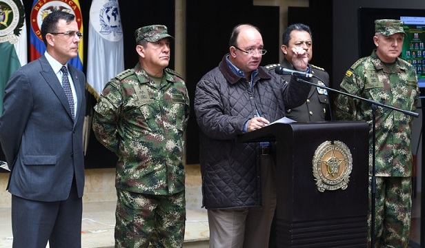 La cúpula militar cuando entregaba declaraciones en una rueda de prensa. 'Rafa', según las autoridades, se disputaba territorio del Chocó con el ELN.
