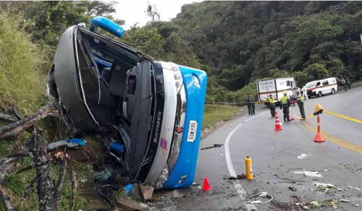 Un bus de servicio público se volcó en la carretera, en el sector La Chorquina, a 50 metros del Túnel de Santa Fe de Antioquia.