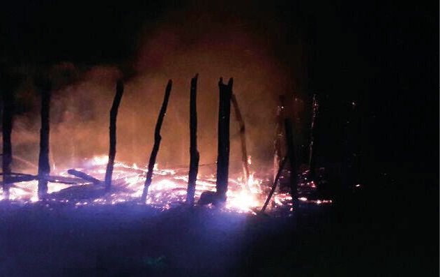 El incendio en pleno apogeo: Foto cortesía del Cuerpo de Bomberos de Dibulla.
