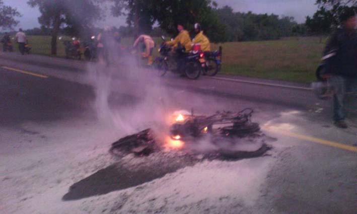 La moto cuando era presa del fuego junto con las víctimas.