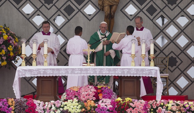 El papa Francisco celebró una misa en el área portuaria de Contecar ayer en Cartagena (Colombia). 