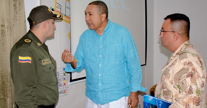El alcalde José Carlos Molina, cuando dialogaba con dos uniformados, uno de la Policía y el otro del Ejército Nacional.