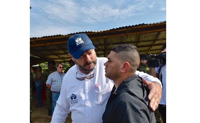 Defensor del Pueblo, Carlos Negret, recibe al mayor del Ejército, John Jairo Mondol Duque, quien había sido retenido en el departamento de Cauca cuando se desplazaba para visitar a su hija de 4 años que padece meningitis.