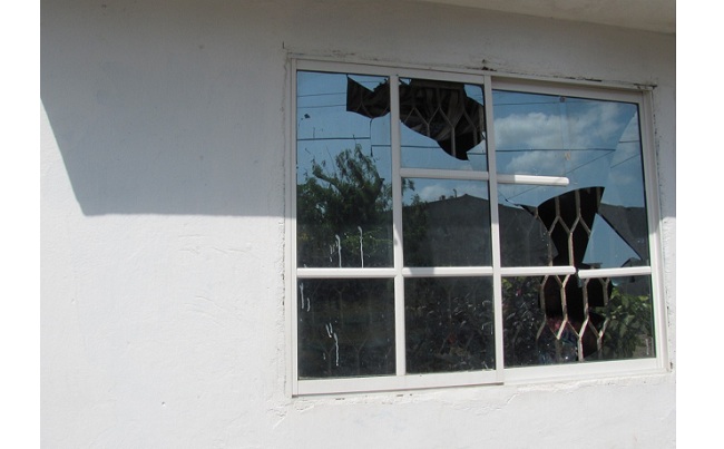 Las piedras causaron daño a la residencia de la señora Ángela Martínez, al igual que a su vitrina.