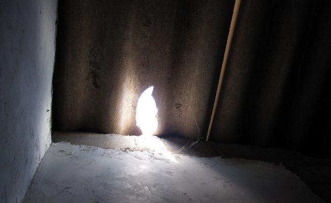 Una piedra en el techo también dañó una lámina de eternit.