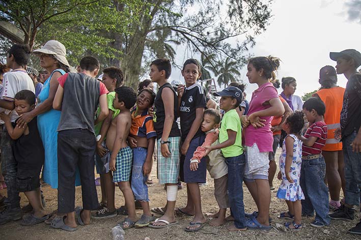 El gobierno mexicano comenzó a entregar el miércoles visas humanitarias o de tránsito a las personas que conforman una caravana de migrantes centroamericanos e informó que la procesión de unas 1,000 personas que fue criticada por el presidente estadounidense Donald Trump ya comenzó a dispersarse.