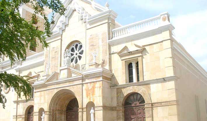 La catedral Nuestra Señora de Los Remedios, donde reposan la imagen de la 'Vieja Mello' -la patrona de los riohacheros- y los restos del Almirante José Prudencio Padilla, héroe de la batalla de la Laguna Salada que le dio la independencia a la ciudad en 1820.