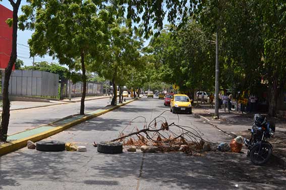 En las calles de la capital guajira se presentaron bloqueos por falta de combustible.