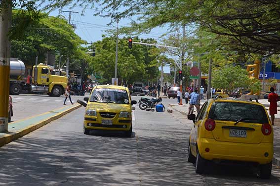 Con palos, piedras y automotores bloquearon los manifestantes varias calles en Riohacha, por falta de combustible para provisionar mototaxis y taxis.