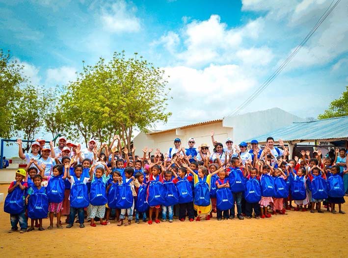 Niños de la comunidad de Caracas Rureya recibieron kits escolares de la Fundación Esperanzas para Colombia del banco BBVA.