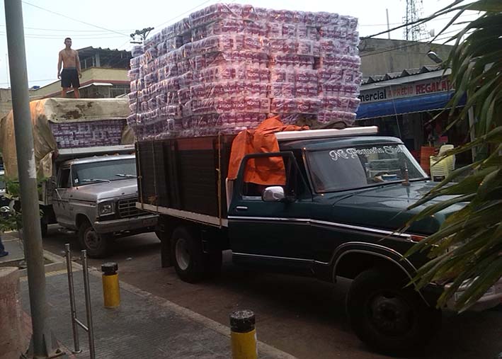 Productos como papel higiénico, desodorantes, granos, harinas, cuadernos y útiles escolares son llevados desde Maicao hasta Maracaibo, Venezuela
