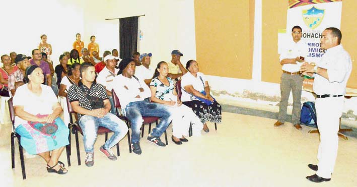 El alcalde Fabio Velásquez Rivadeneira organizó un encuentro, en el Centro Cultural de La Guajira, con todos los vendedores estacionarios y semi estacionarios que hoy desarrollan su actividad económica en la calle primera de la ciudad.