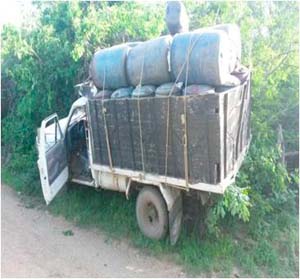 En una trocha en el sector de Porciosa vía entre el municipio de Albania y Maicao, La Guajira, fue abandonado un vehículo.