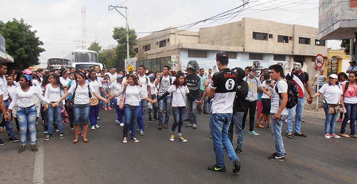 Los estudiantes que reciben conocimientos en la Universidad de La Guajira, sede Maicao, ayer salieron a protestar por la falta de pago de los docentes.