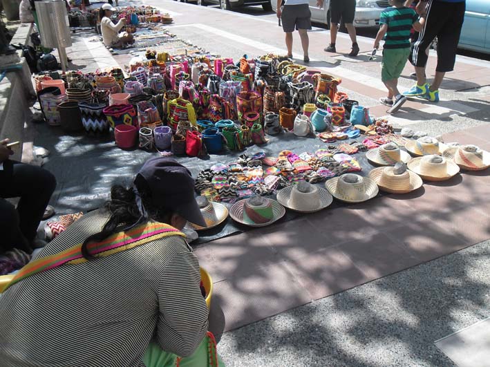 Esneider Rodríguez Valle. Leonor Solano Epiayú, mujer de la etnia wayuu, tiene 13 años de estar vendiendo y está de acuerdo con la decisión del Distrito de desocupar la Primera. La administración Distrital quiere empoderar a los nativos de la Primera y que sea la etnia wayúu los únicos que expendan sus artesanías.