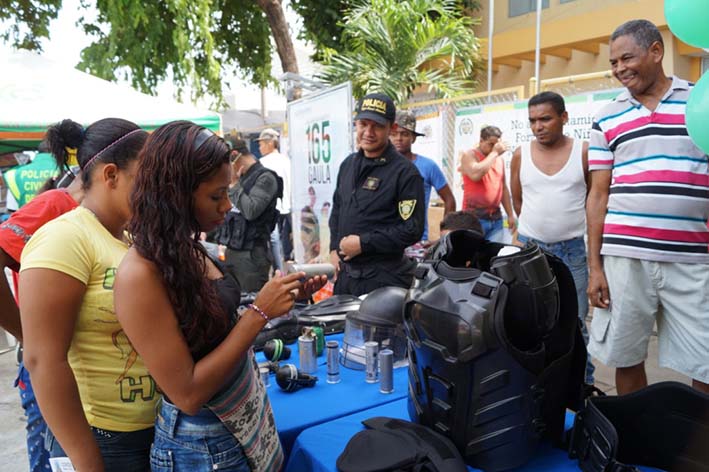 Los uniformados encargados de la jornada  explicaron a los visitantes todas las indicaciones sobre las acciones que adelanta  el Departamento de Policía de La Guajira.
