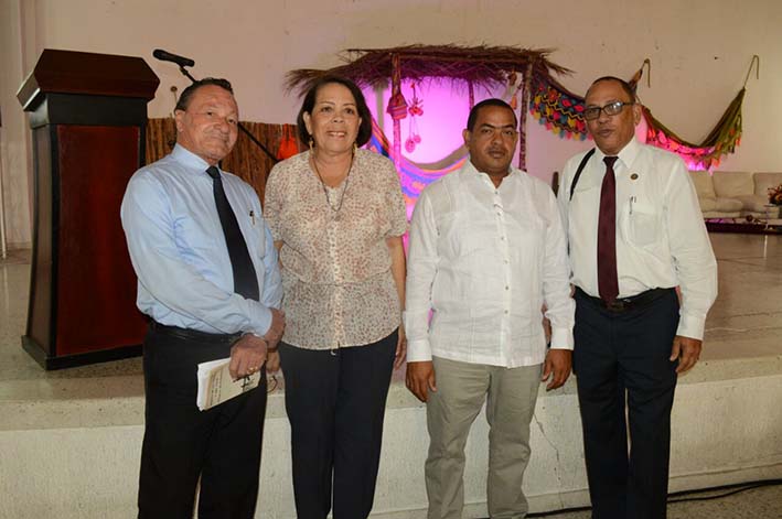 Miembros de la Academia de Historia de La Guajira, en compañía del alcalde de Riohacha.