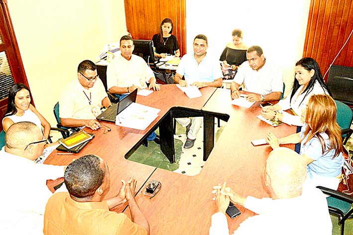 El alcalde de Riohacha, Fabio Velásquez Rivadeneira y funcionarios del Distrito, escucharon atentamente las propuestas de la delegación de la isla.