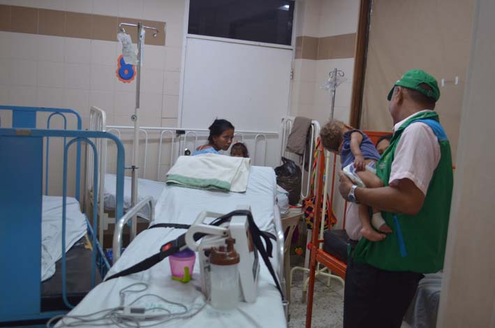 Un funcionario del ICBF carga al niño mientras su madre firmaba la salida del hospital de Riohacha.