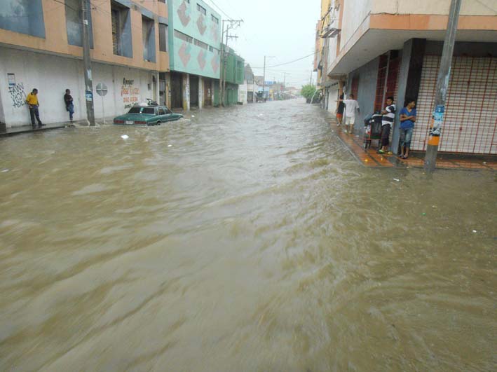 En el sector de Manaure Abajo 15 personas fueron evacuadas tras las inundaciones de sus viviendas por el mar de leva. Dos albergues temporales funcionan en ese municipio para recibir a los dannificados.