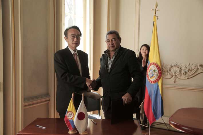 Ryutaro Hatanaka, embajador de Japón en Colombia, y Luis Manuel Daza Mendoza, alcalde de San Juan del Cesar.