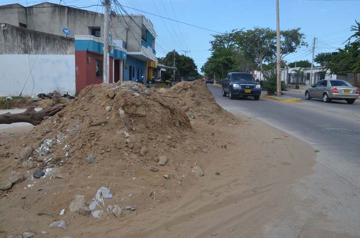En el barrio Boca Grande los constructores dejan en abandono la arena que utilizan para sus trabajos, y esto se ha ocasionado en un peligro para los vehículos y peatones que circulan por el sector.