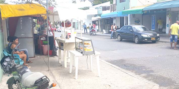 Los vendedores ambulantes en su mayoría venezolanos están invadiendo el espacio público en diferentes partes de Riohacha.