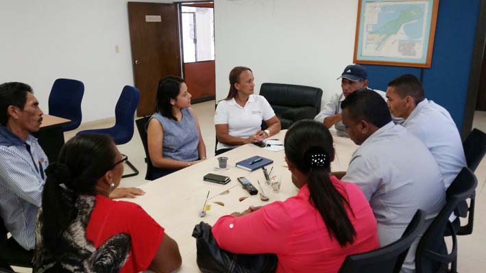 Reunión de la gerente de Electricaribe con líderes de la comunidad Villa Victoria de Riohacha.