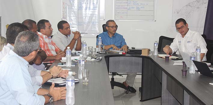 Reunión liderada por el gobernador de La Guajira, Wilmer González Brito; el alcalde del Distrito de Riohacha, Fabio David Velásquez Rivadeneira; funcionarios delegados del Ministerio de Vivienda y demás actores involucrados.