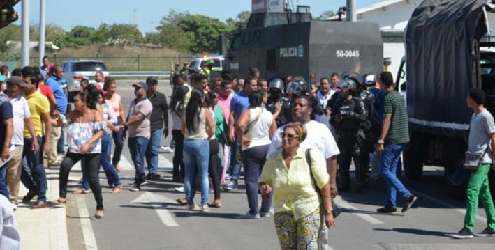 Los simpatizantes de Fabio Velásquez y funcionarios de la administración distrital también se trasladaron al aeropuerto local.