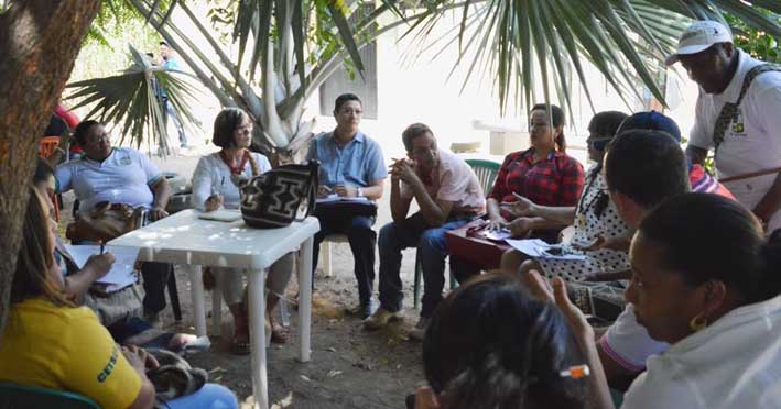 Funcionarios de la Universidad de La Guajira participan en la primera Mesa Técnica de paz y posconflicto realizada en el corregimiento de Conejo.