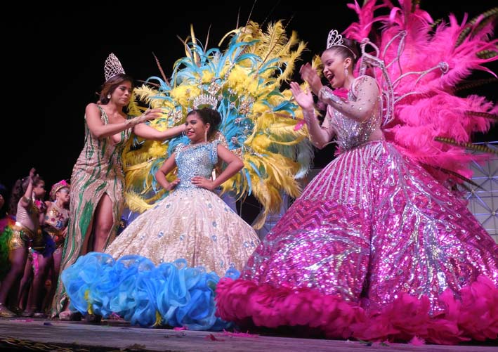 En cabeza de la reina infantil, Valeria Mejía Acosta, rindieron homenaje con la danza de los embarradores bien escenificada