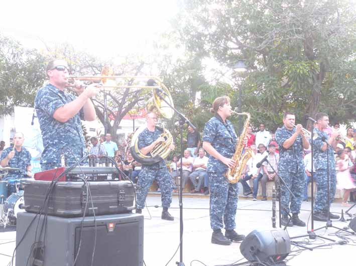 Armada de EE.UU interpretando ritmo de pop rock.