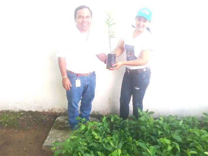 Leonardo Armenta, Asistente de Relaciones con la Comunidad de Drummond Ltd., y Erica Trujillo, Coordinadora de Programas Sociales del municipio de La Jagua de Ibirico.