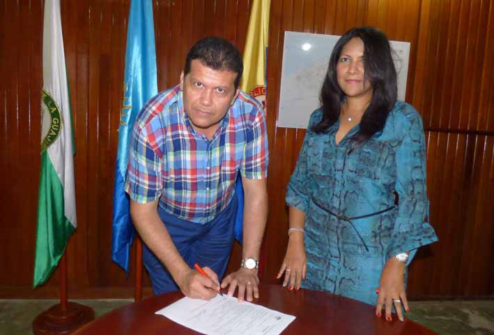 Instantes cuando firmaba el acta de posesión como Asesor de Despacho del Distrito de Riohacha.